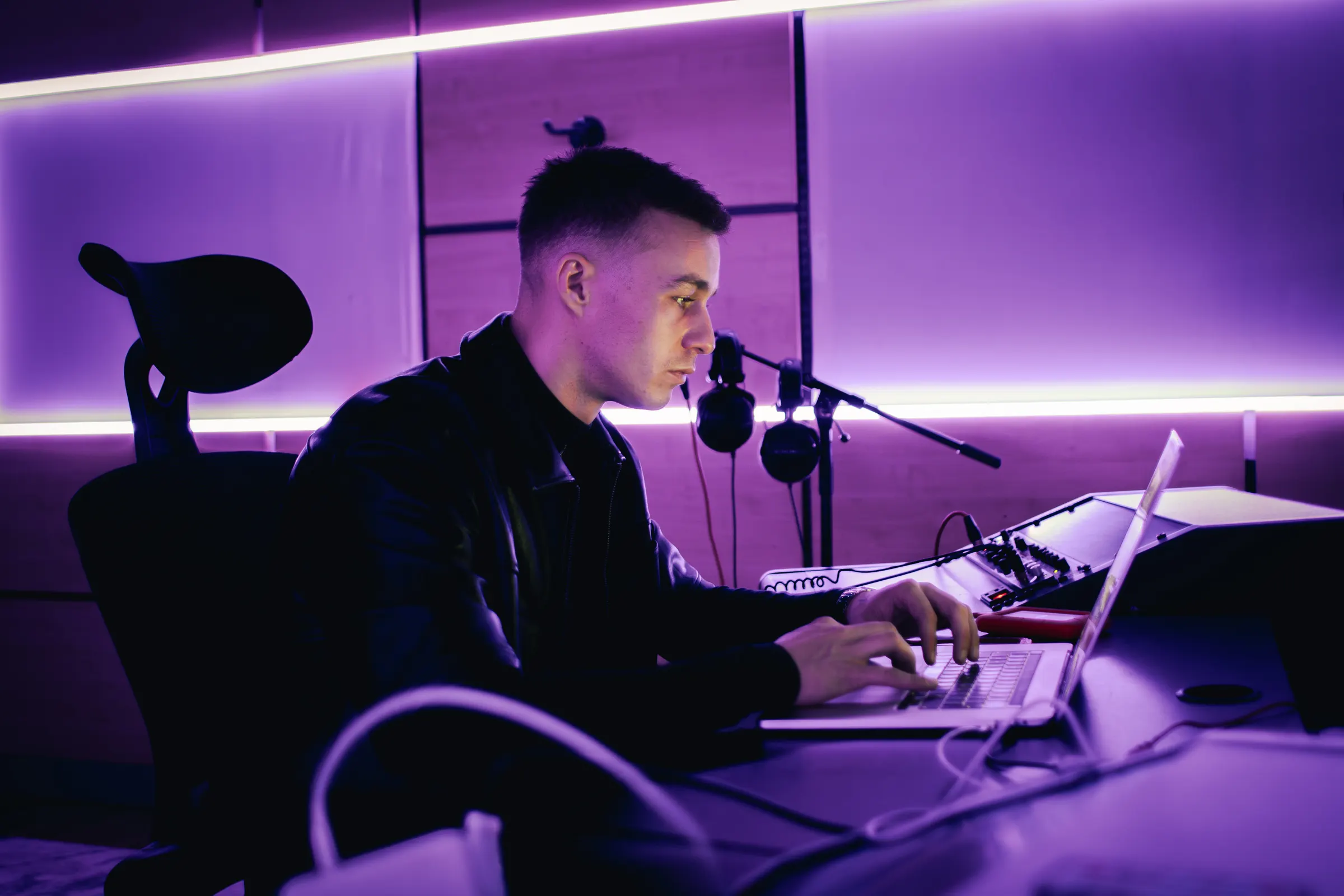 Engineer aan het mixen achter de desk in Studio 1