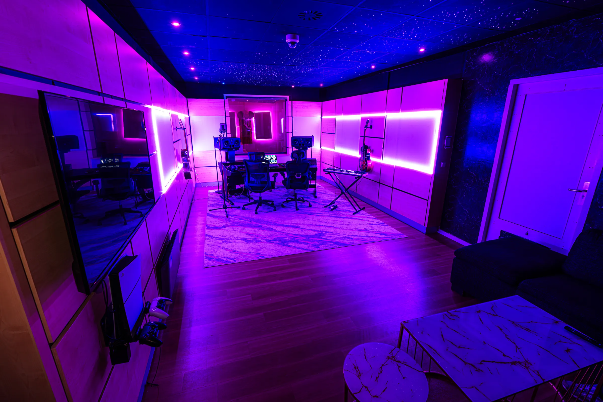Studio 1 van achteren gezien, met lounge, sterrenplafond en paars licht