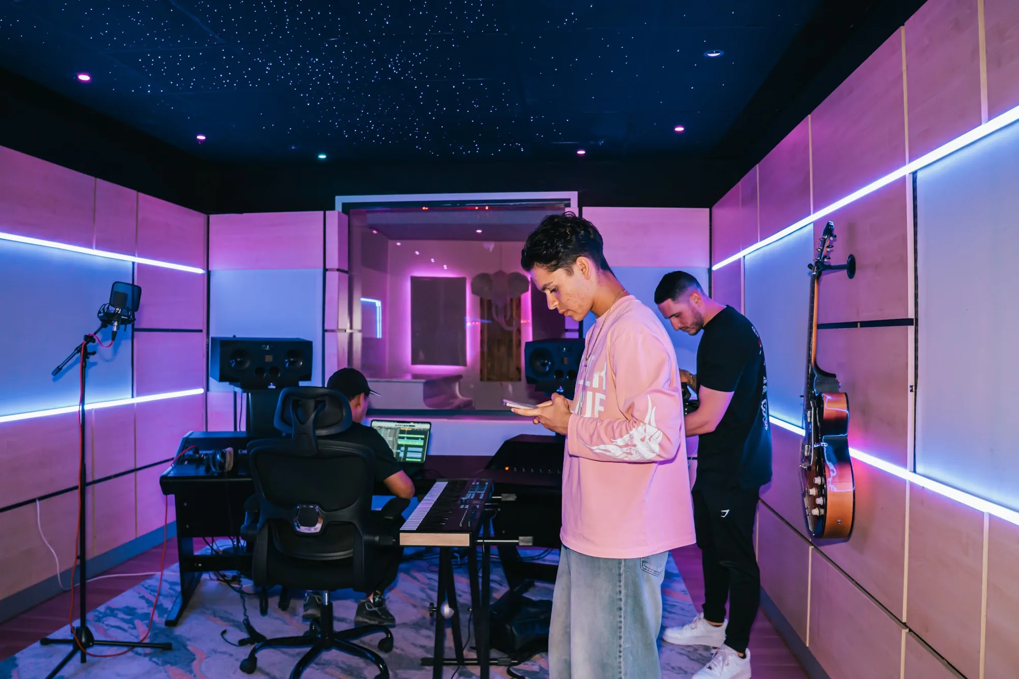 Artiesten en een producer samen aan het werk in Studio 1