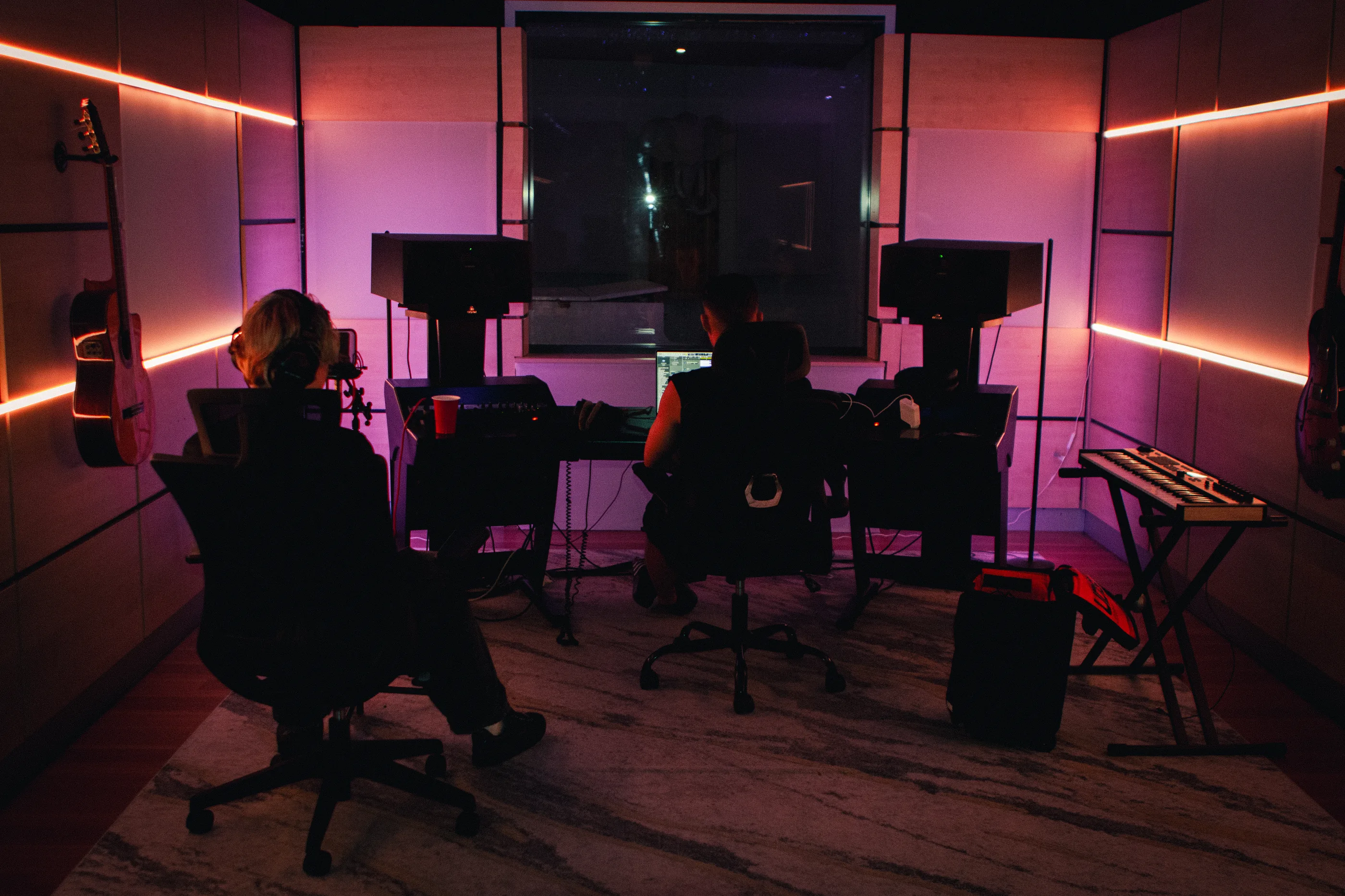 Studio 1 in warm licht tijdens een sessie met twee producers